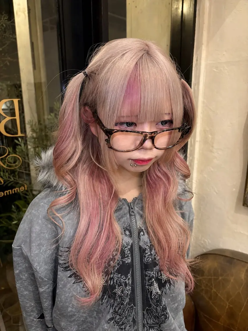 ロング カラー デザインカラー ハイトーンカラー ヘアカラー トリートメント りく レイヤーカット ケアブリーチのヘアスタイル