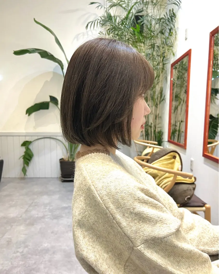 ミディアム カラー ベージュカラー ブリーチ オリーブベージュ ボブ 顔まわりレイヤー ショート& パーマ　坂本のヘアスタイル