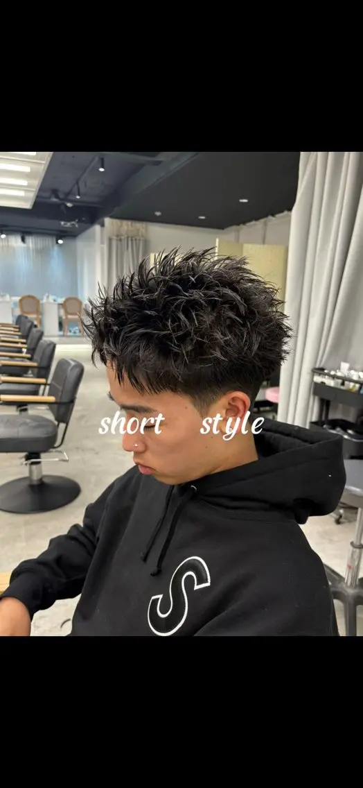 ショート メンズ メンズパーマ プードルパーマ 学生(メンズ向け) スパイキーショート 波巻きパーマ カット シャドウパーマ/ ルーズパーマ/メンズのヘアスタイル
