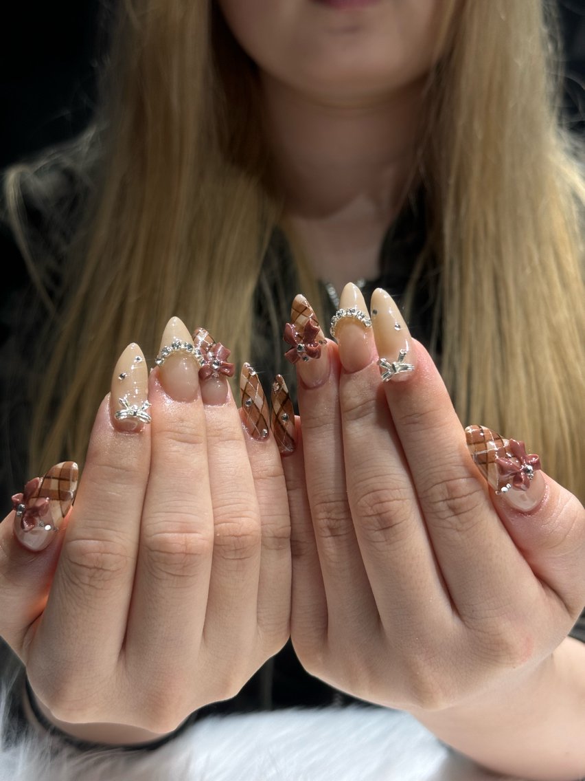 ネイル ブラウン 韓国ネイル 持ち込み リボン ワンホンネイル ハンドネイル KOTORA NAILのネイルデザイン