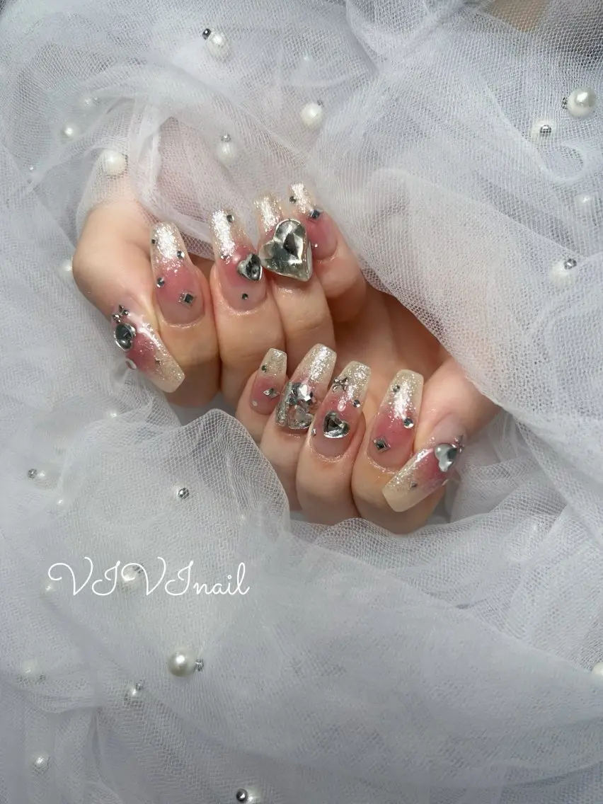 ネイル チークネイル ラメ(グリッター) ラメグラデーション ハンドネイル vivi nailのネイルデザイン