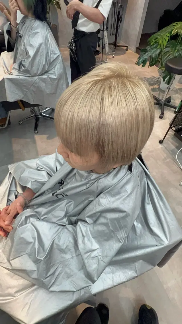 ミディアム カット ヘアカラー motoトップカラー リスト/ブリーチカラのヘアスタイル