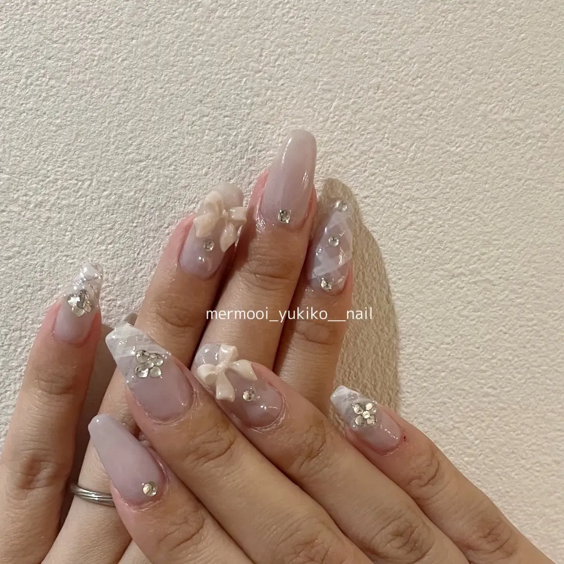ネイル キラキラネイル 水色 ニュアンスネイル パープル リボン mermooi nailのネイルデザイン