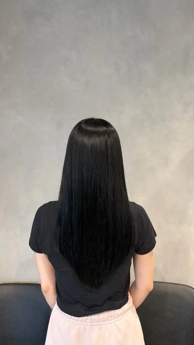 カラー 黒髪 ブルーカラー ブルーブラック ヘアカラー トリートメント 井野 彩加のヘアスタイル