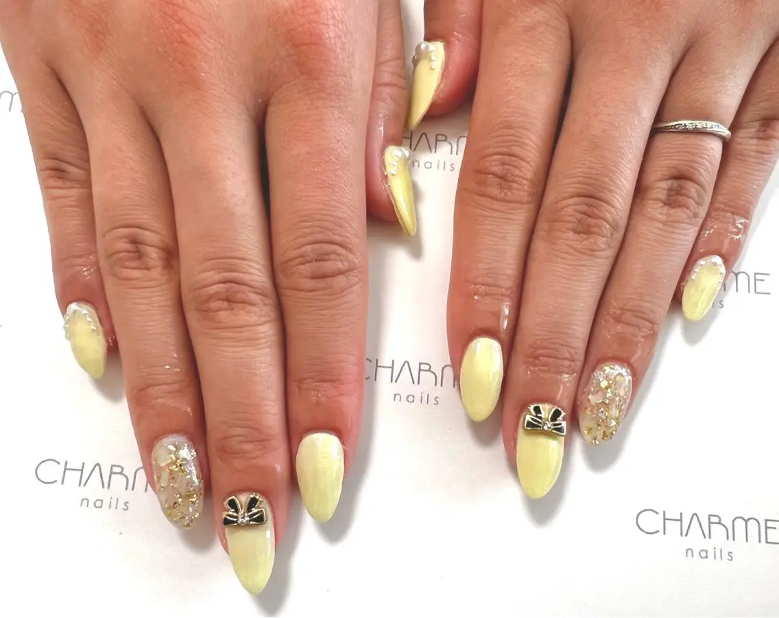 ネイル リボン 黄色 ハンドネイル CHARME 🤎〔RINA〕のネイルデザイン