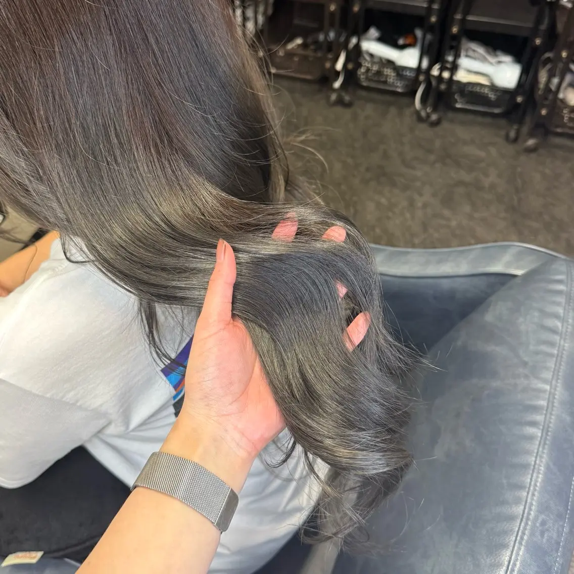 ロング アッシュ アッシュグレー ヘアカラー 奴賀 詩のヘアスタイル