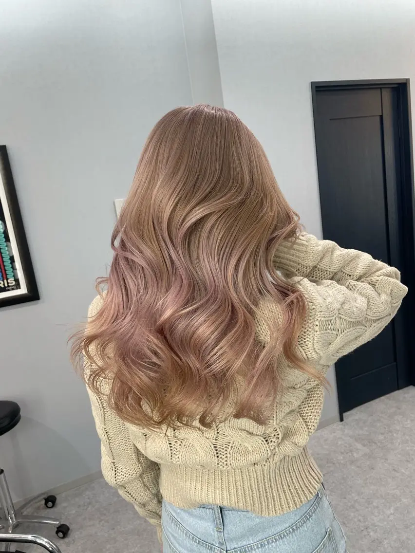 ロング カラー ブリーチ ハイトーンカラー ヘアカラー 岡留 愛美のヘアスタイル