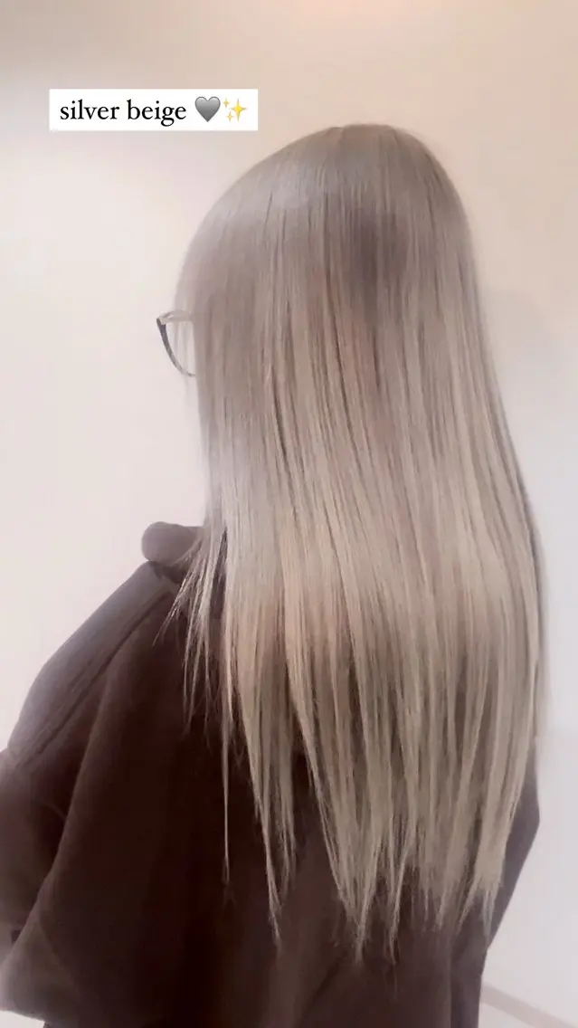 カラー ベージュカラー シルバー シルバーベージュ ニトウ レイナのヘアスタイル
