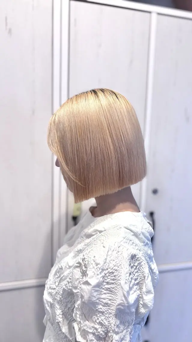 ミディアム カラー ブロンド ボブ カット ELLE&SALLY Tamoriのヘアスタイル