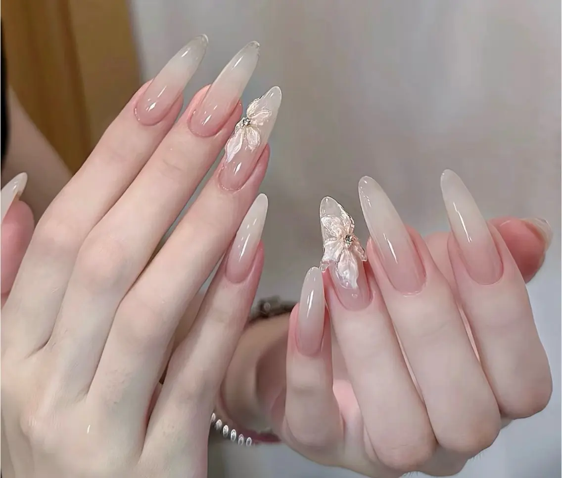 ネイル チークネイル 長さ出し フラワーネイル フレンチネイル ガーリー SunNail池袋駅 ワンホンネイルのネイルデザイン