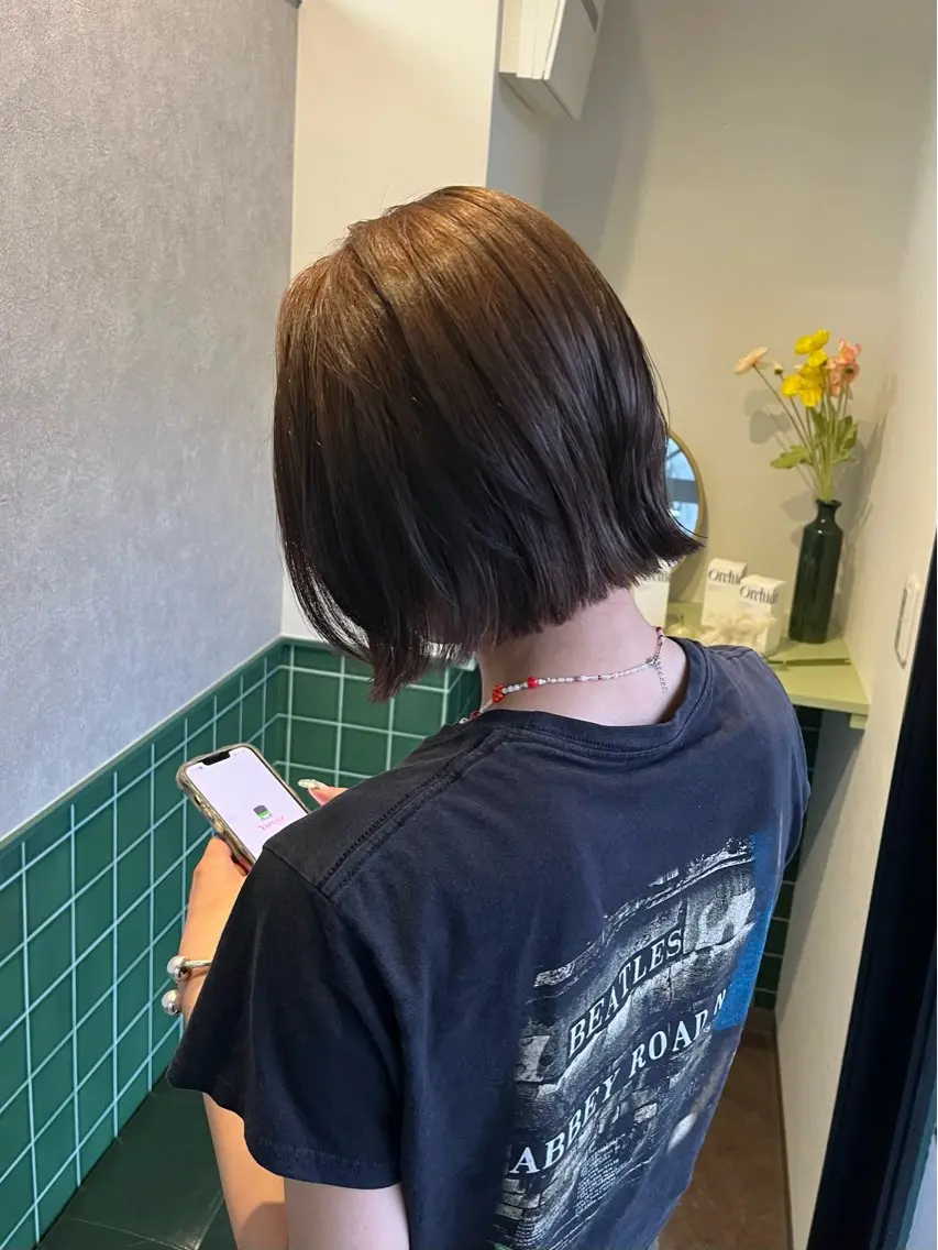 ショート カラー ボブレイヤー 透明感カラー グレージュ ボブ レイヤーカット ヘアカラー トリートメント 本木下朋花/髪質 改善×ダブルカラーのヘアスタイル
