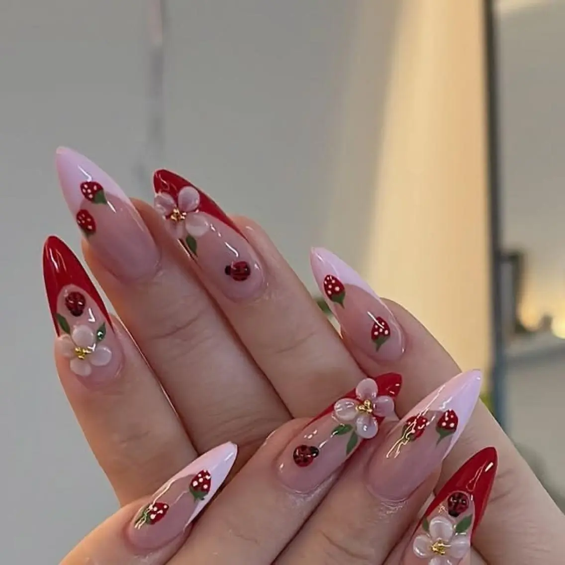 ネイル ブルー 長さ出し フラワーネイル キラキラネイル 水色 ハンドネイル Umee Nailのネイルデザイン