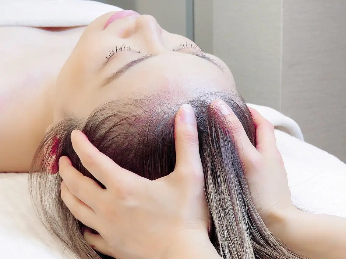 【頭の緊張をリセット】心地よい眠りへ誘うヘッドケア45分／男女可の写真