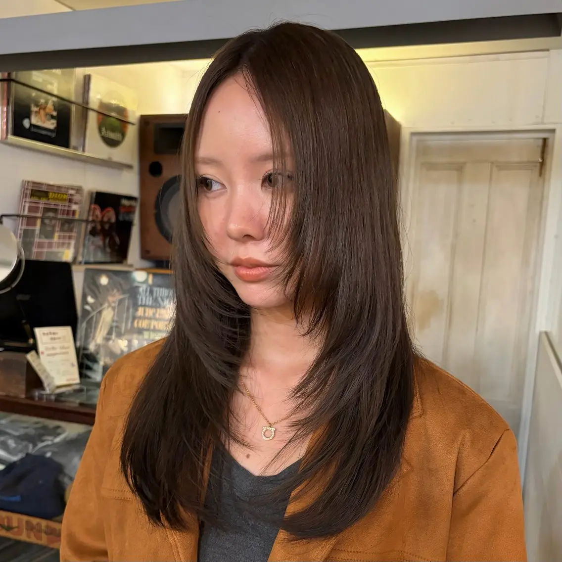 ロング カラー ベージュカラー オリーブベージュ レイヤーカット レイヤー/ベージュ mikuのヘアスタイル