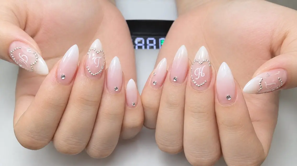 ネイル アートネイル グラデーション ピンク シルバー ストーンネイル ハンドネイル LYYM Salon Momoのネイルデザイン