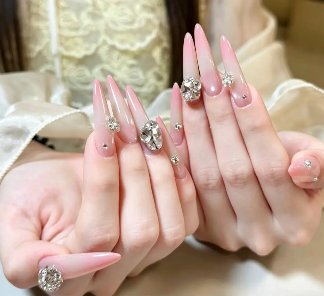 ネイル グラデーション ロングネイル ピンク ストーンネイル Yoxie ミキのネイルデザイン