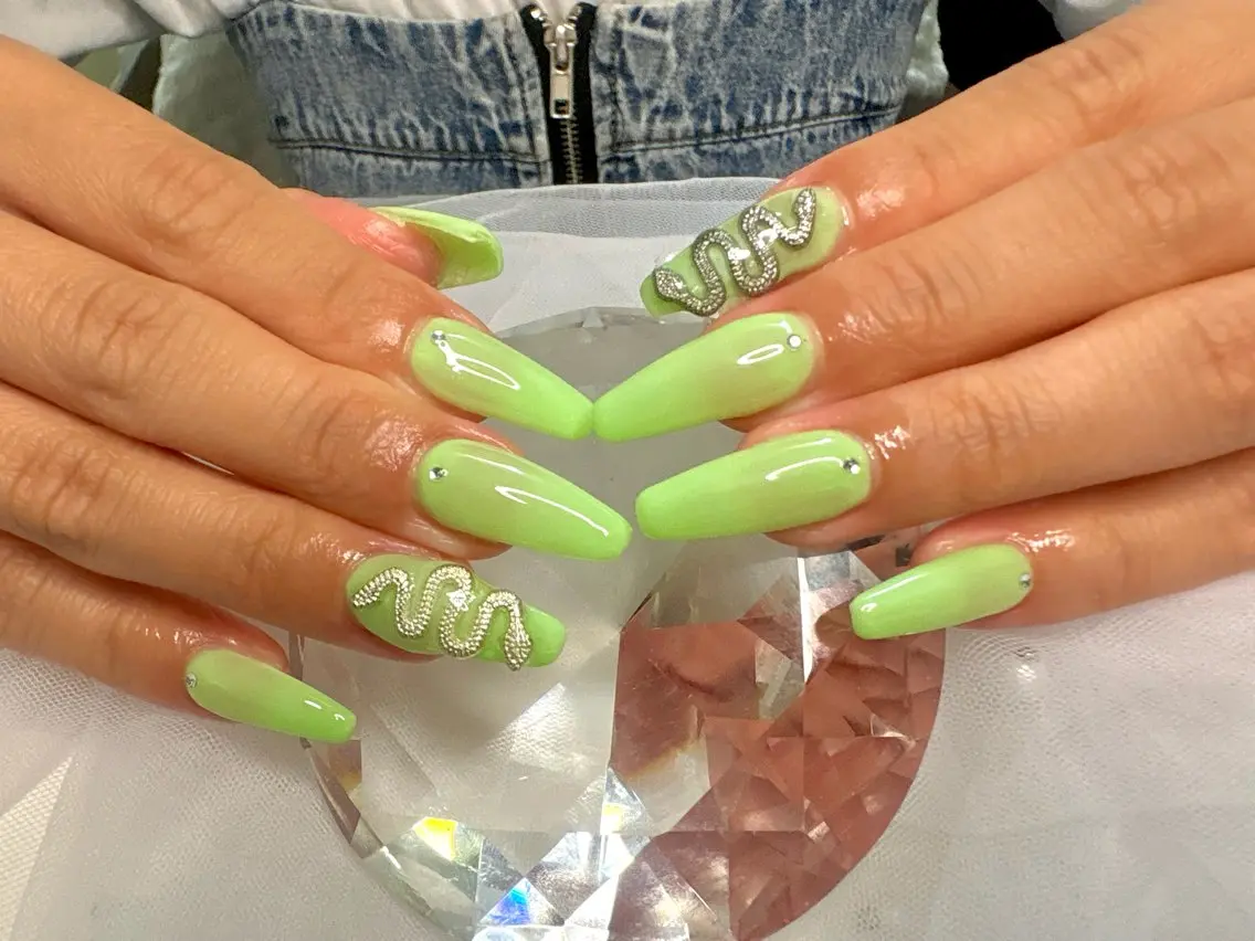 ネイル 長さ出し ストーンネイル ハンドネイル 新宿マグネット Mii Nailのネイルデザイン