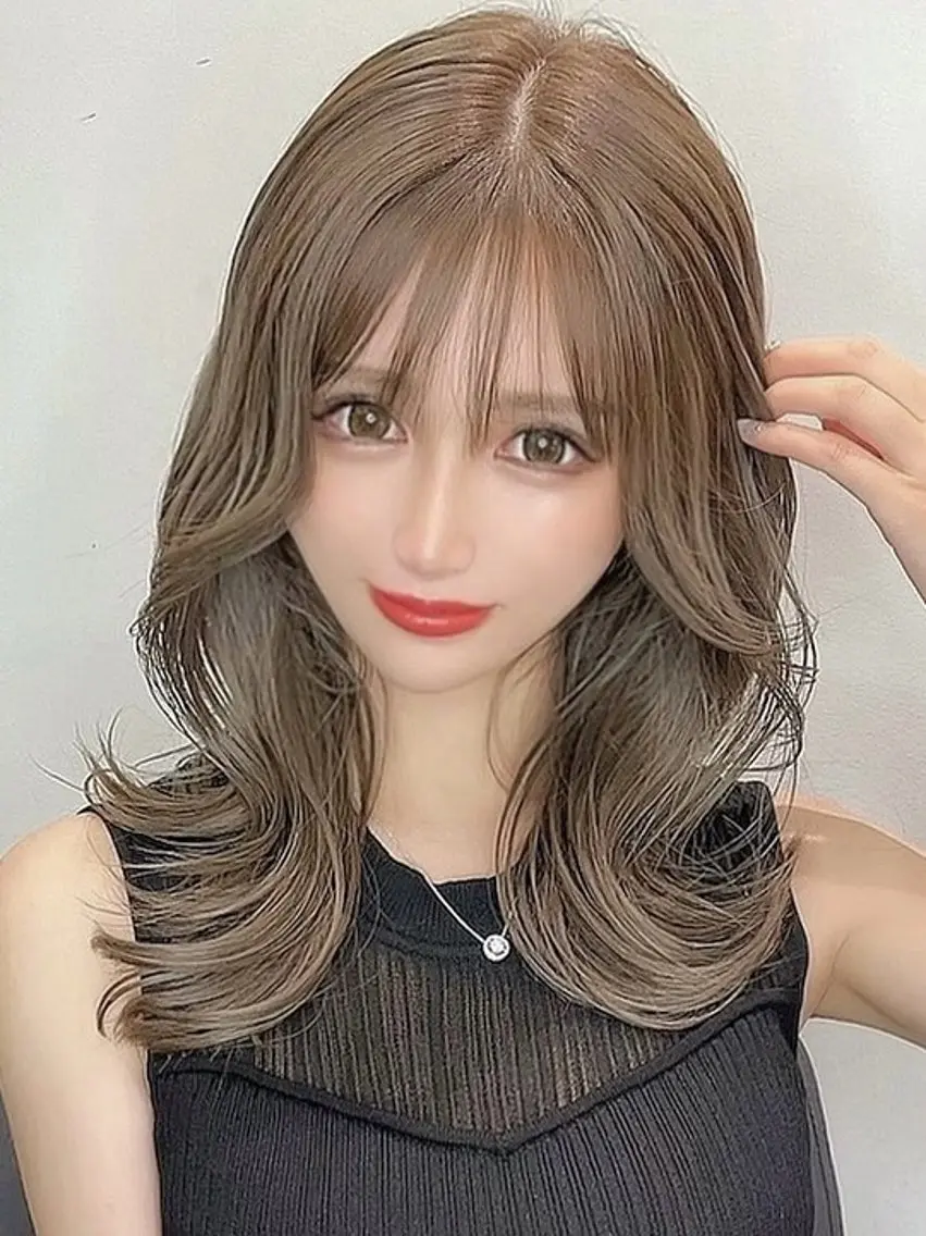 セミロング カラー シールエクステ ベージュカラー ブリーチ ダブルカラー ハイトーンカラー カット ヘアカラー ヘアサロンelyts 表参道店のヘアスタイル