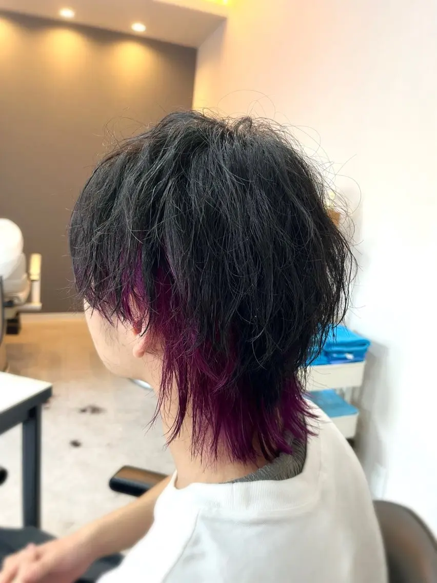 ショート カラー メンズ メンズインナーカラー メンズウルフカット インナーカラー ラベンダーカラー ウルフカット カット ヘアカラー トリートメント 森山 雄太のヘアスタイル