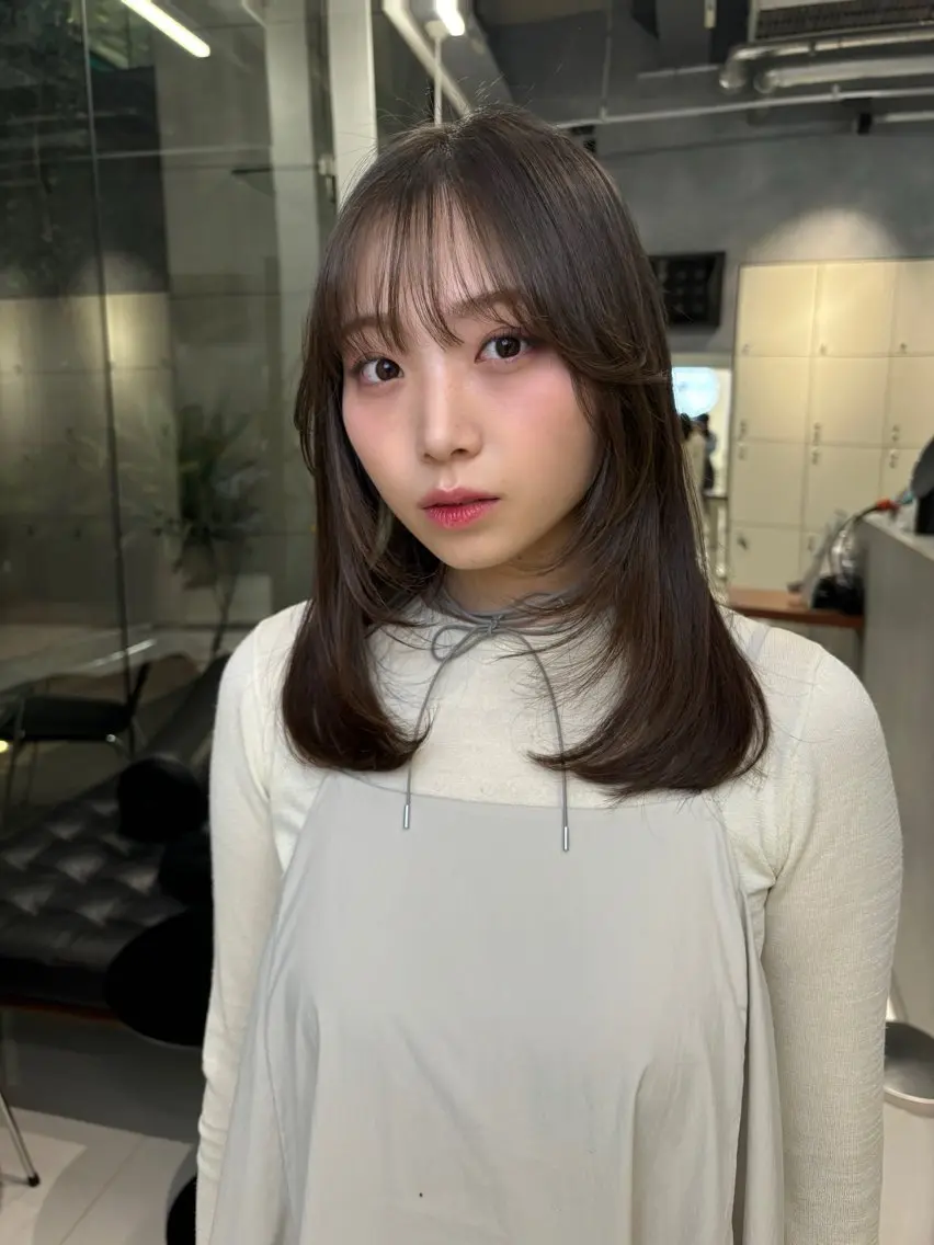 セミロング カラー レイヤーカット 飯ヶ谷 成海のヘアスタイル