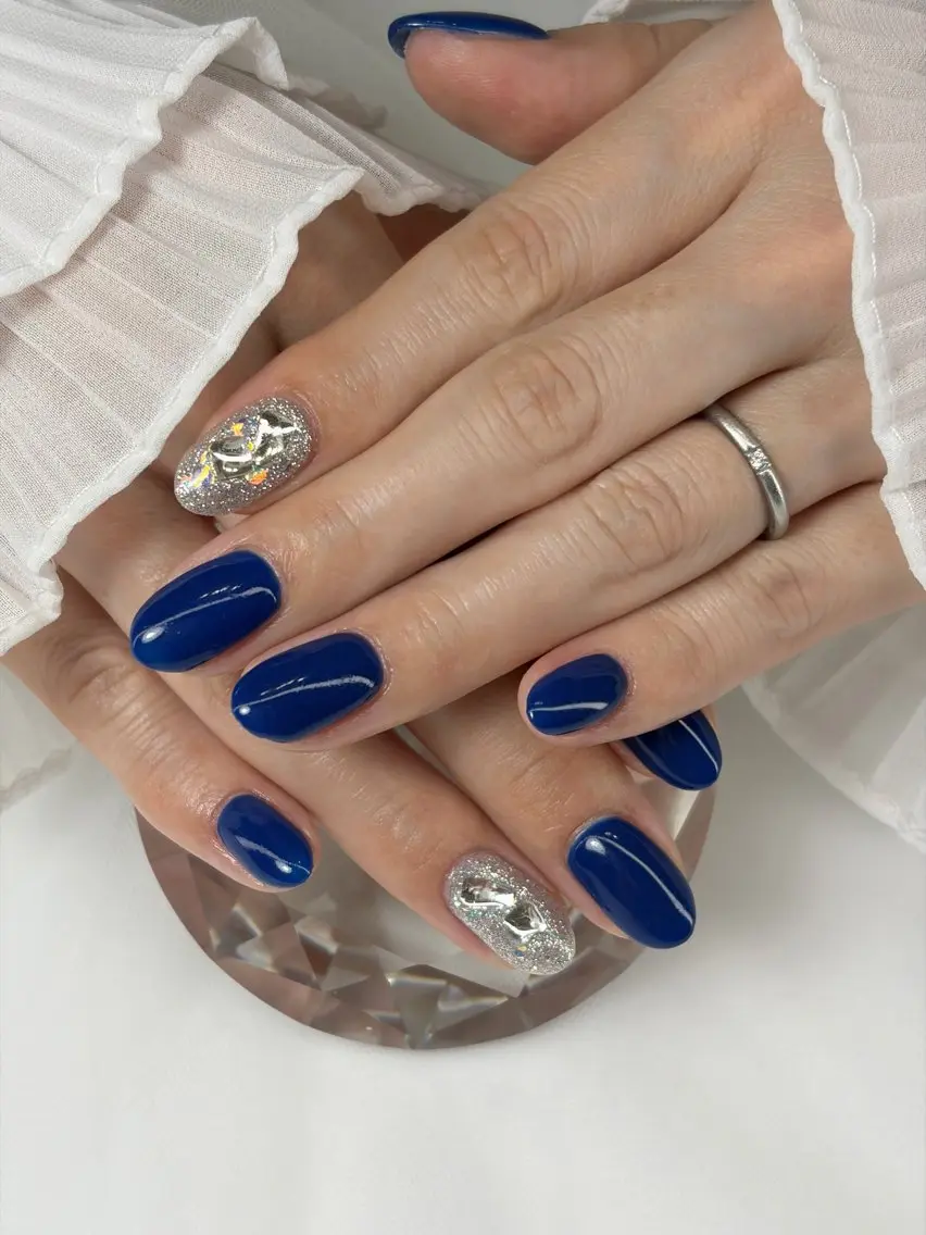 ネイル ブルー キラキラネイル ラメ(グリッター) ネイビー オフィスネイル ハンドネイル iro+ nailのネイルデザイン