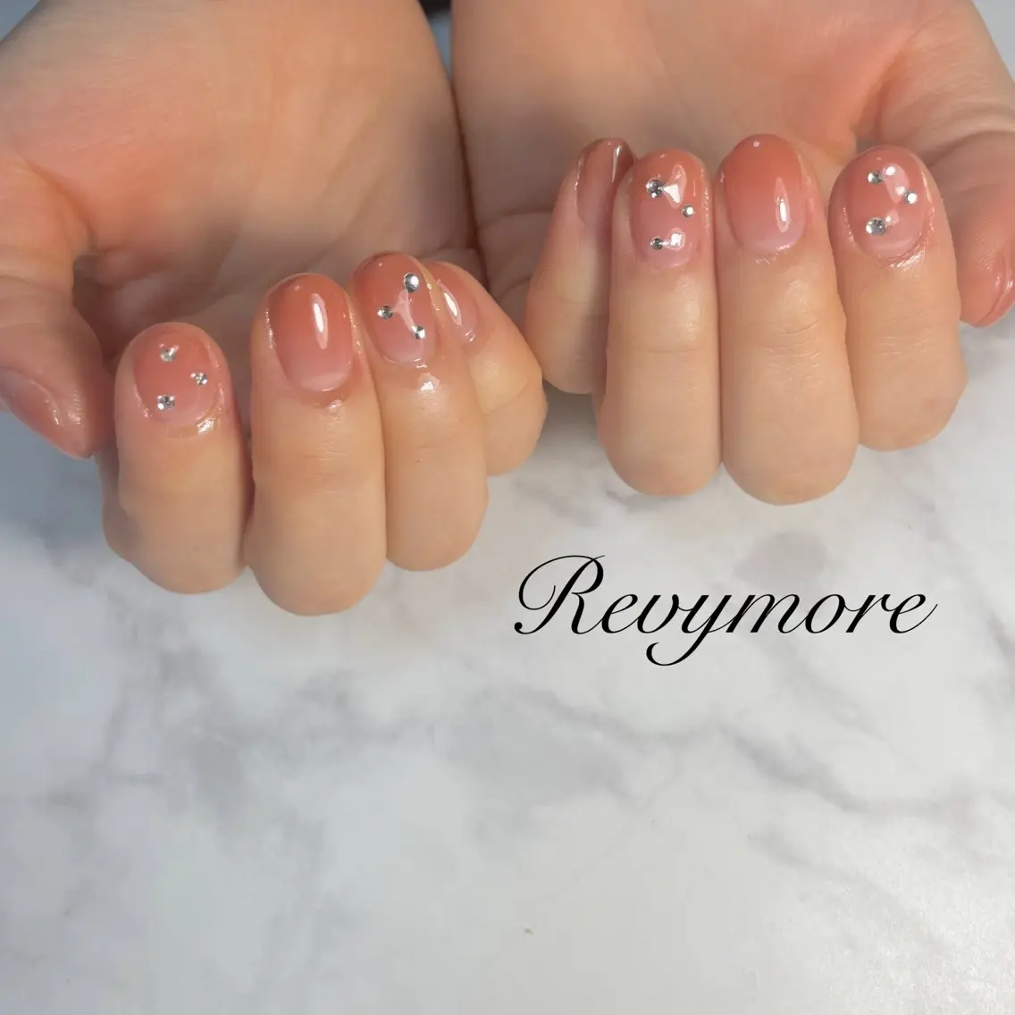 ネイル ジェルネイル キラキラネイル 韓国ネイル ニュアンスネイル オフィスネイル nail salon Revymoreのネイルデザイン