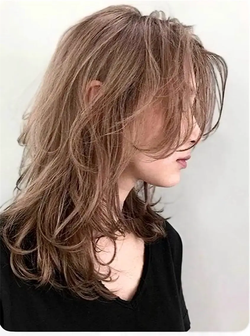 ミディアム カラー ハイライトカラー 顔周りカット ハイライト レイヤーカット カット ヘアカラー トリートメント ケア剤オタク×海外 ヘア長谷川裕起のヘアスタイル