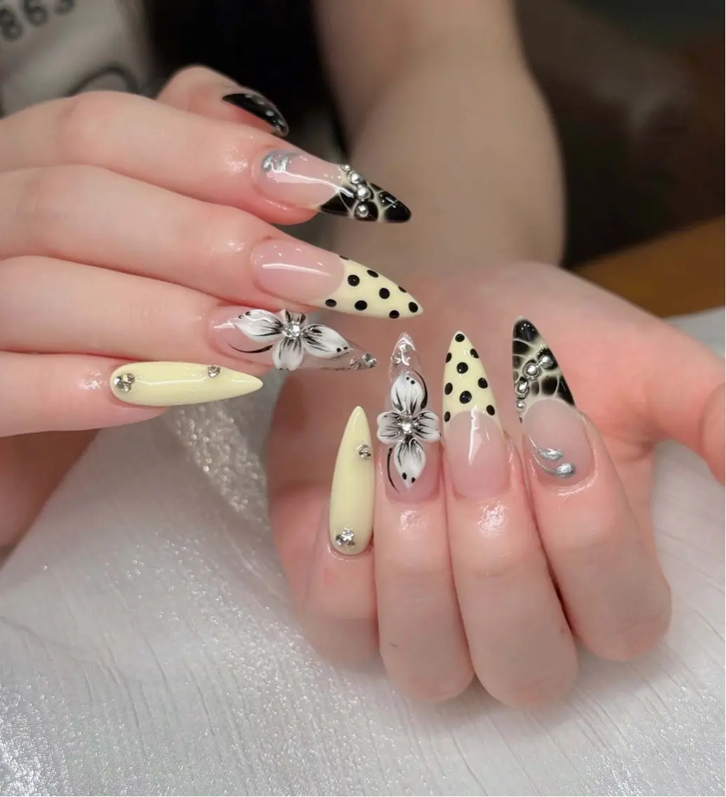 ネイル オーロラネイル ブルー チークネイル 長さ出し フットネイル NOA 池袋のネイルデザイン