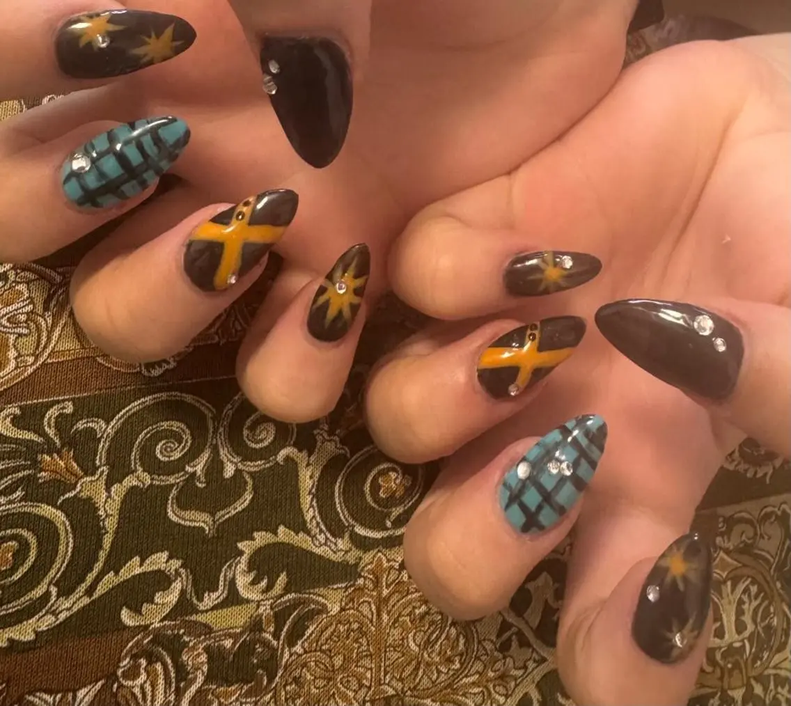 ショート ハンドネイル YOKOSUKA NAILS💅🩶のネイルデザイン