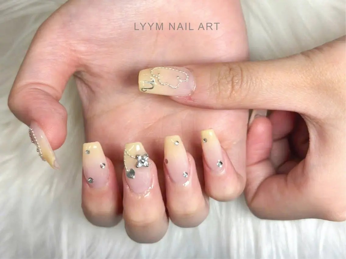 ネイル キラキラネイル 韓国ネイル ストーンネイル 黄色 ハンドネイル LYYM Salonのネイルデザイン