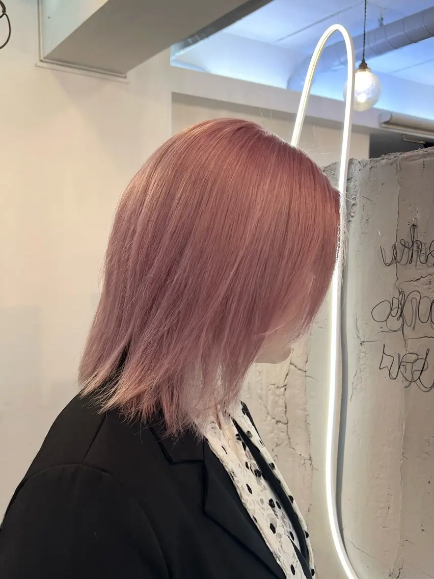 ミディアム カラー 透明感カラー ハイトーンカラー ピンクカラー ホワイトピンク 顔まわりレイヤー カット ヘアカラー トリートメント いぐちしょうた🫧 VISAGEbaskのヘアスタイル