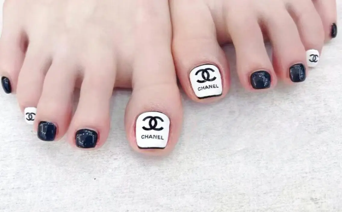 ネイル フットネイル MoonNail ユリ🌸のネイルデザイン