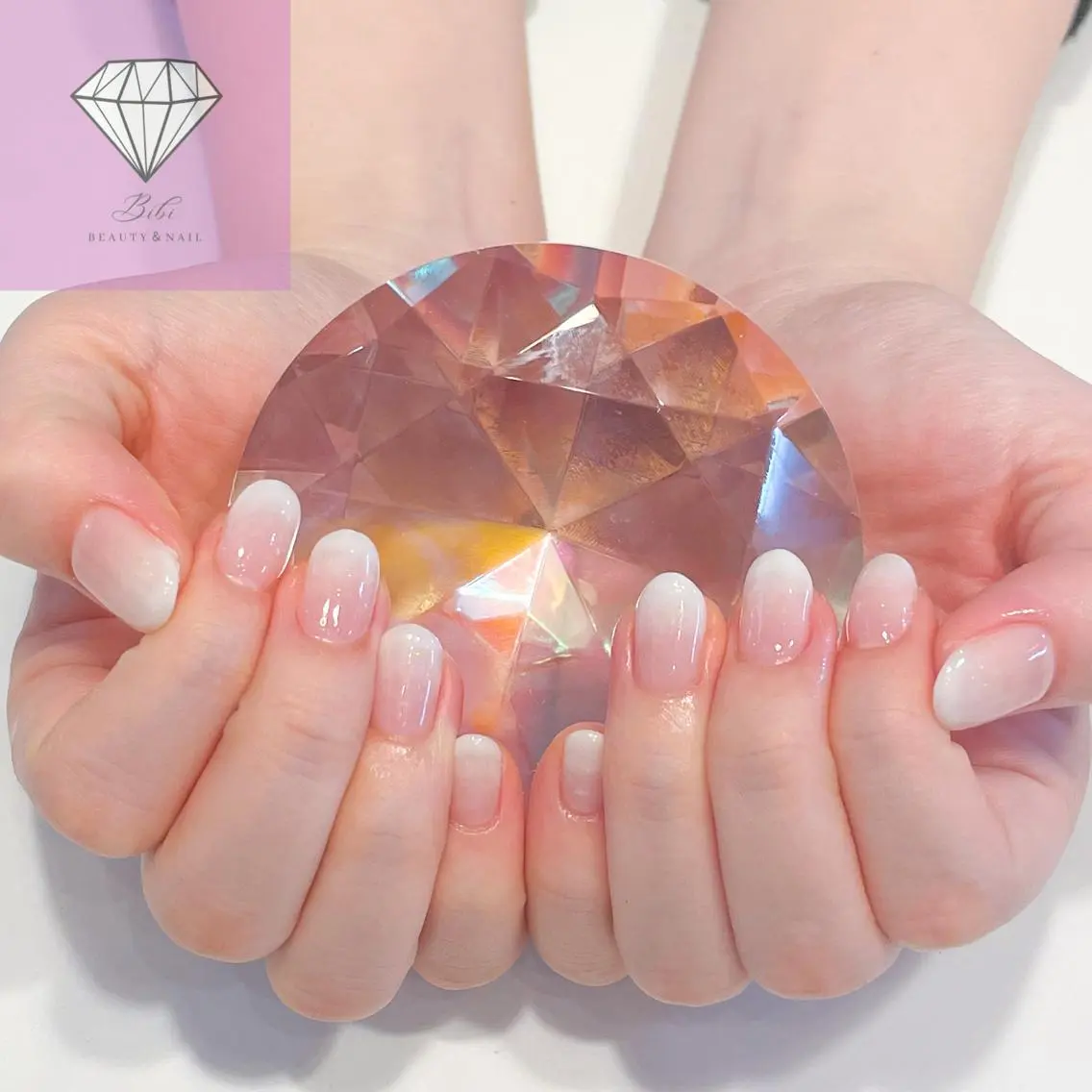 ネイル グラデーション ラメ(グリッター) ホワイト ハンドネイル ネイルサロン💎 Bibiのネイルデザイン