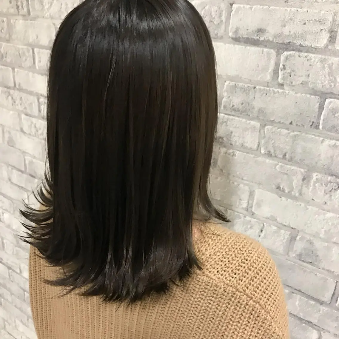 ミディアム カラー グレージュ ハイライトカラー カーキグレージュ ハイライト 外ハネヘア カット ヘアカラー Oopsレイヤー 加藤澄都のヘアスタイル