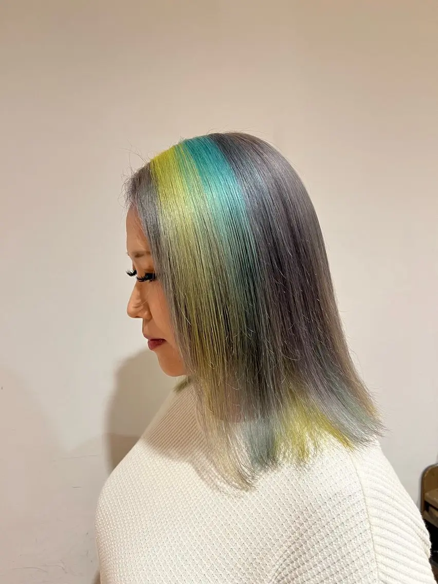 セミロング カラー ブリーチ ブルーカラー イエローカラー ワタナベ モカ🦢ダブルカラーのヘアスタイル