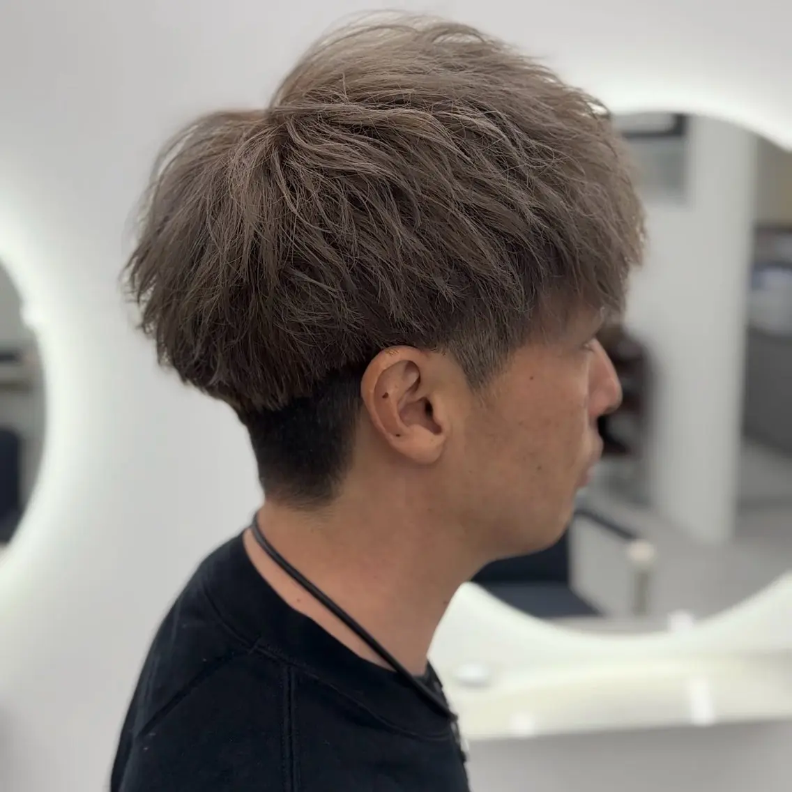 カラー メンズ メンズブリーチ ブリーチ グレージュ 日向 蓮のヘアスタイル