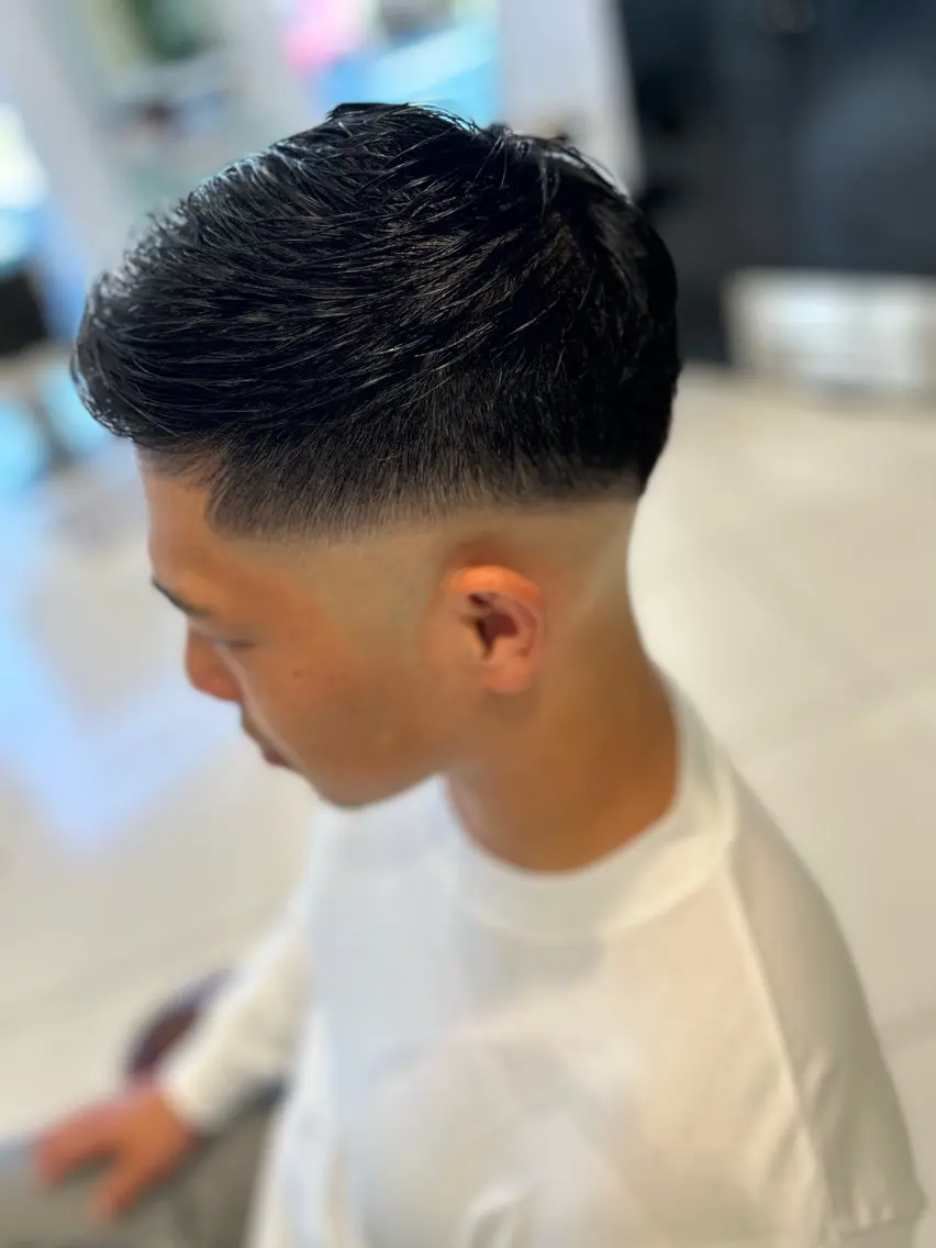 ショート カラー パーマ メンズ フェードカット スキンフェード 鈴木 颯介のヘアスタイル
