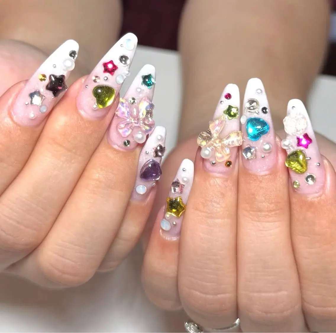 ネイル ガーリー キラキラネイル 韓国ネイル ロングネイル シンプルネイル ハンドネイル Genie Mika Nailsのネイルデザイン