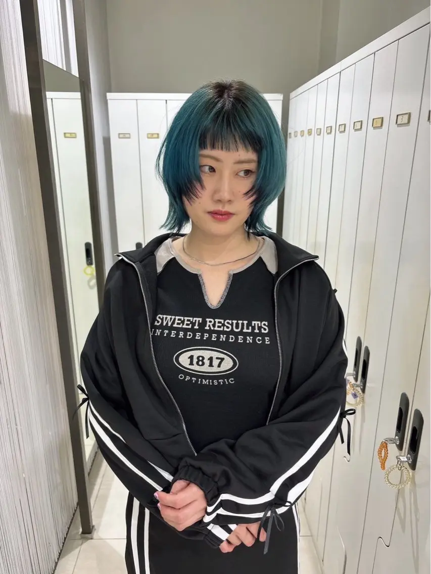 ミディアム 明日空きあり‼️ 艶々カラー🩷のヘアスタイル