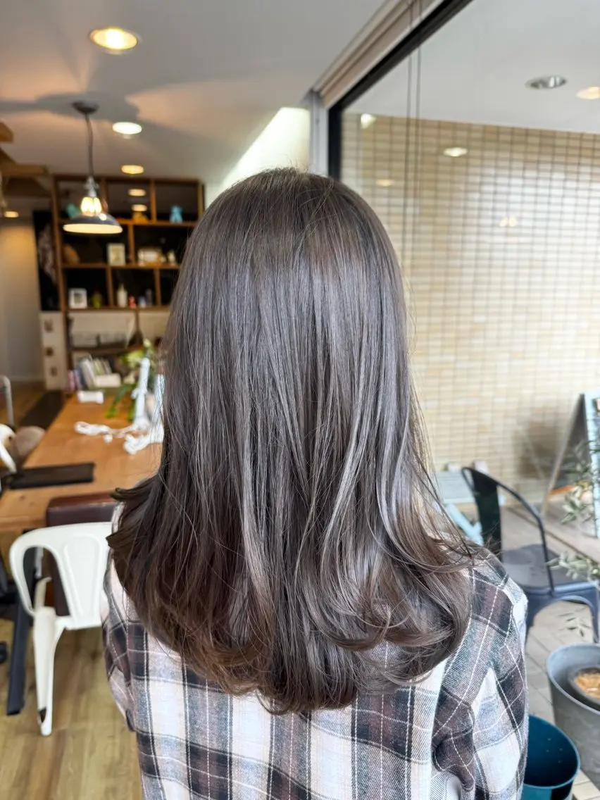 ロング カラー アッシュ アッシュグレー ヘアカラー トリートメント ツキダテ ユイのヘアスタイル