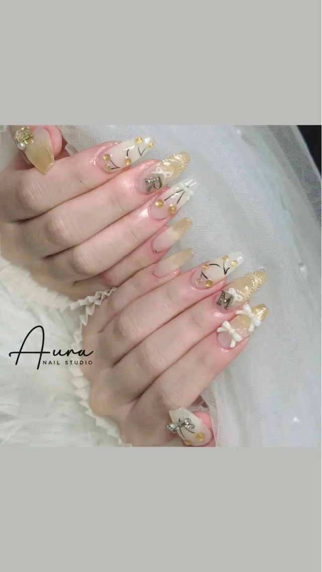 ネイル アートネイル ガーリー ゴールド グラデーション 韓国ネイル ハンドネイル Aura Nail Studioのネイルデザイン