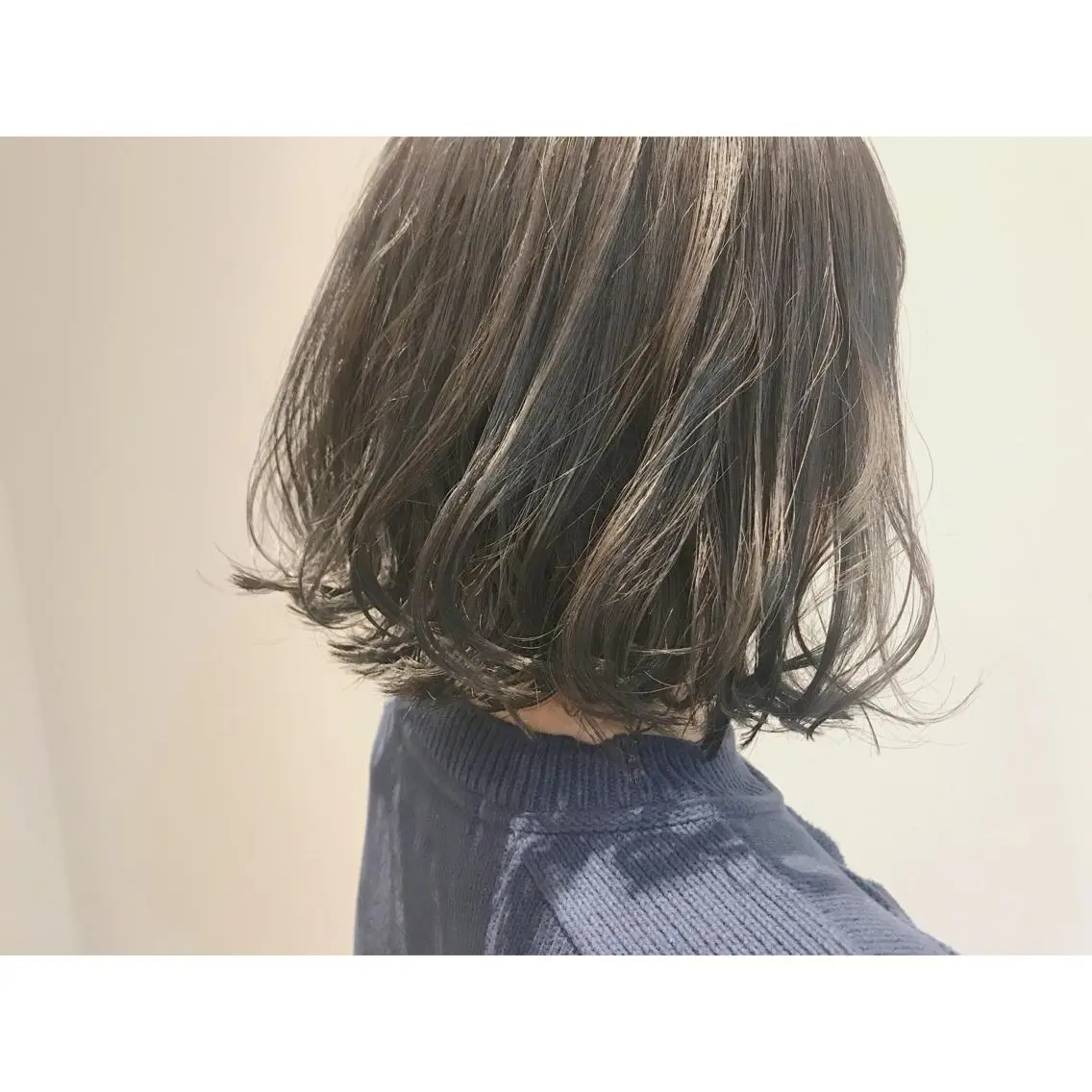 ミディアム カラー 切りっぱなしボブ アッシュ アッシュグレー ハイライトカラー ボブ なかにし まゆみのヘアスタイル