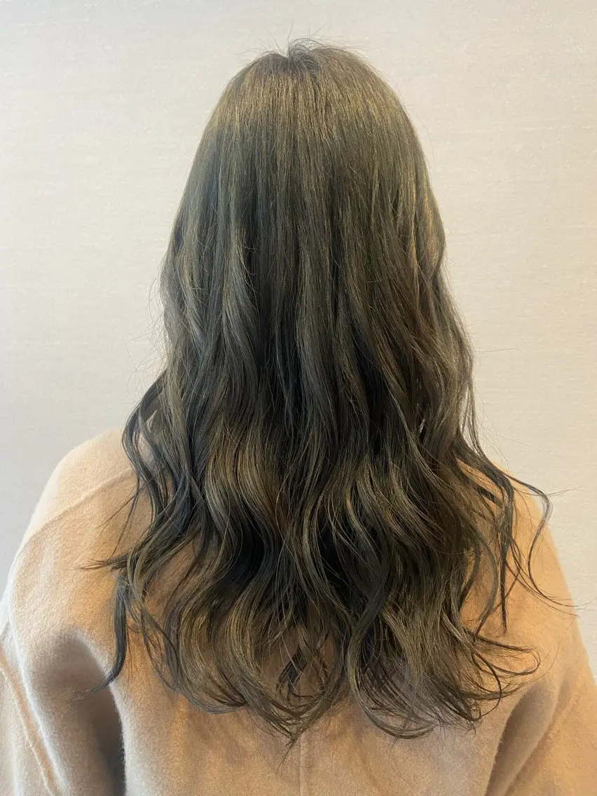 ロング カラー 透明感カラー オリーブカラー 都甲 純花のヘアスタイル