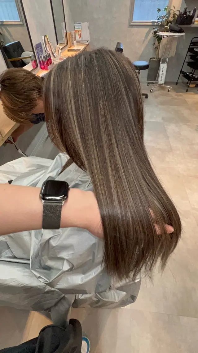 ロング motoトップカラー リスト/ブリーチカラのヘアスタイル