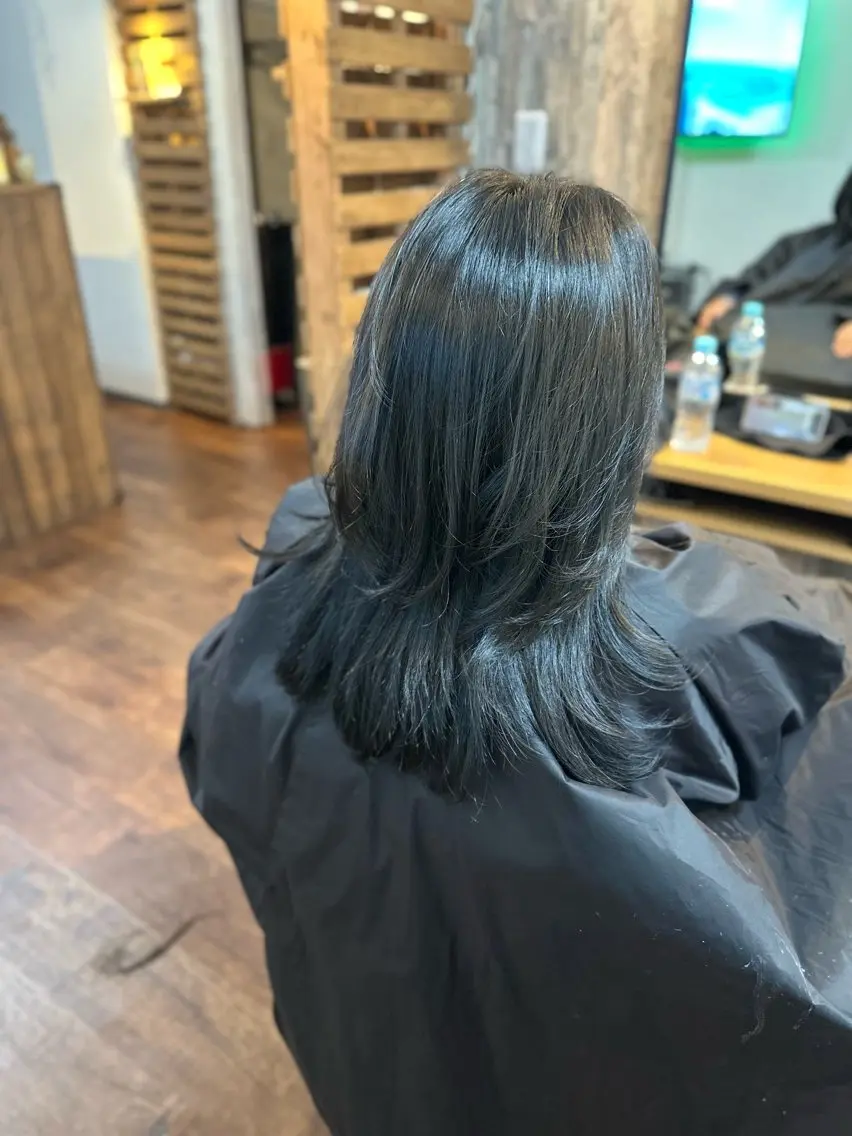 セミロング カラー ネイビーカラー くびれヘア レイヤーカット カット ヘアカラー トリートメント Luzir⭐︎ GEN⭐︎のヘアスタイル