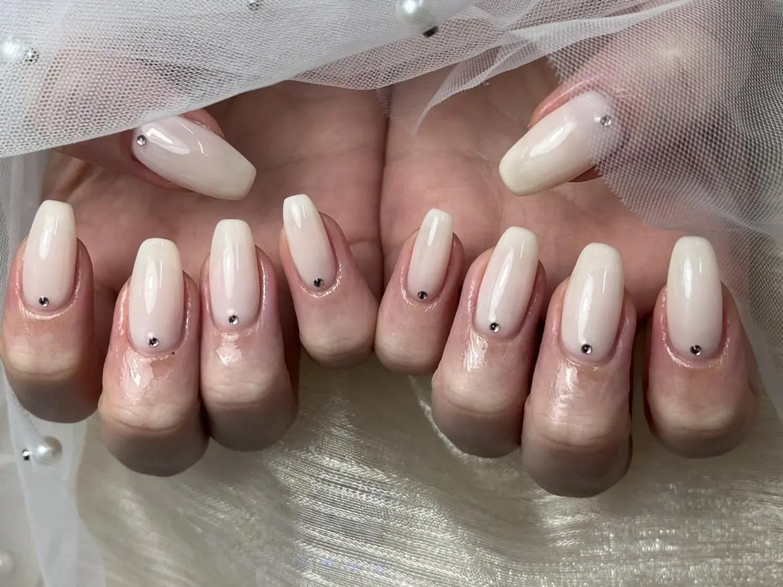 ネイル グラデーション オフィスネイル シンプルネイル ストーンネイル ホワイト ハンドネイル ToliyDeliy Nail Salonのネイルデザイン