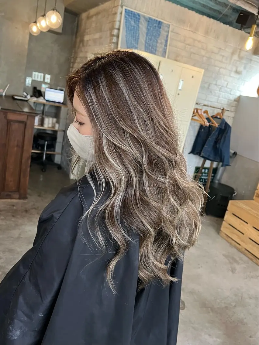 ロング カラー グレージュ ハイライトカラー ハイライト ヘアカラー トリートメント 指名数No.1 /NAOYAのヘアスタイル