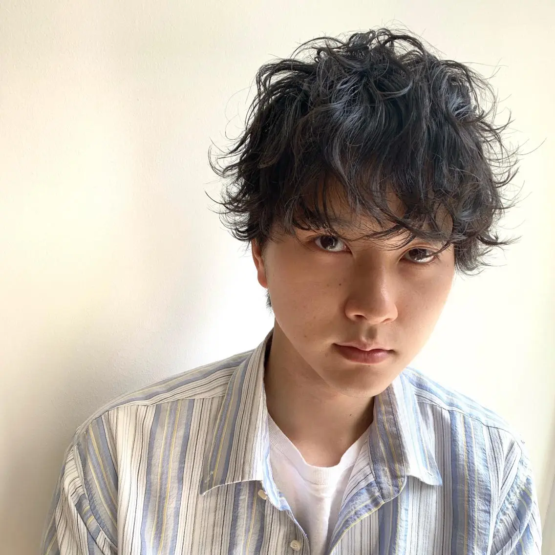 ミディアム メンズ ミディアムパーマ センターパート コンマヘア マッシュウルフ マッシュ 三矢 ちなつのヘアスタイル