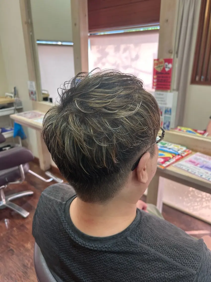 ショート ハイライト カット ヘアカラー 西山 菜己星のヘアスタイル