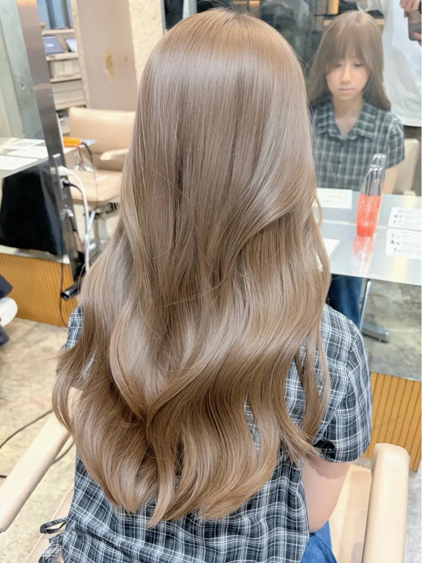 ロング カラー ヘアカラー トリートメント 失敗しないハイトーン ミルクティーベージュのヘアスタイル